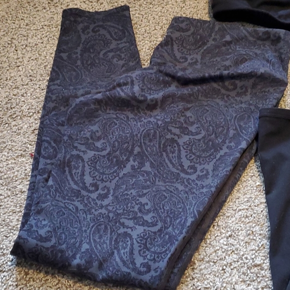 Trio Athleta Set. Leggings, capris, sports Bra - Picture 2 of 16